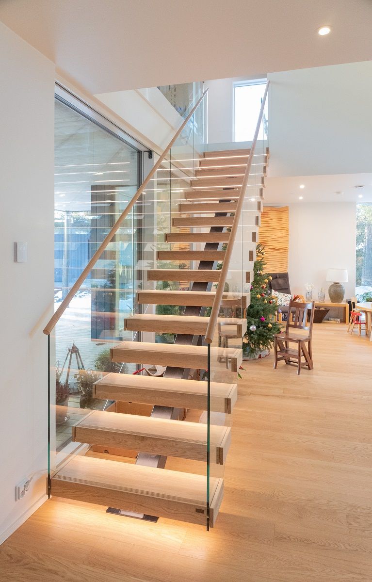 L'illuminazione, installata in modo permanente sui gradini della scala, supporta anche l'illuminazione del piano terra aperto.